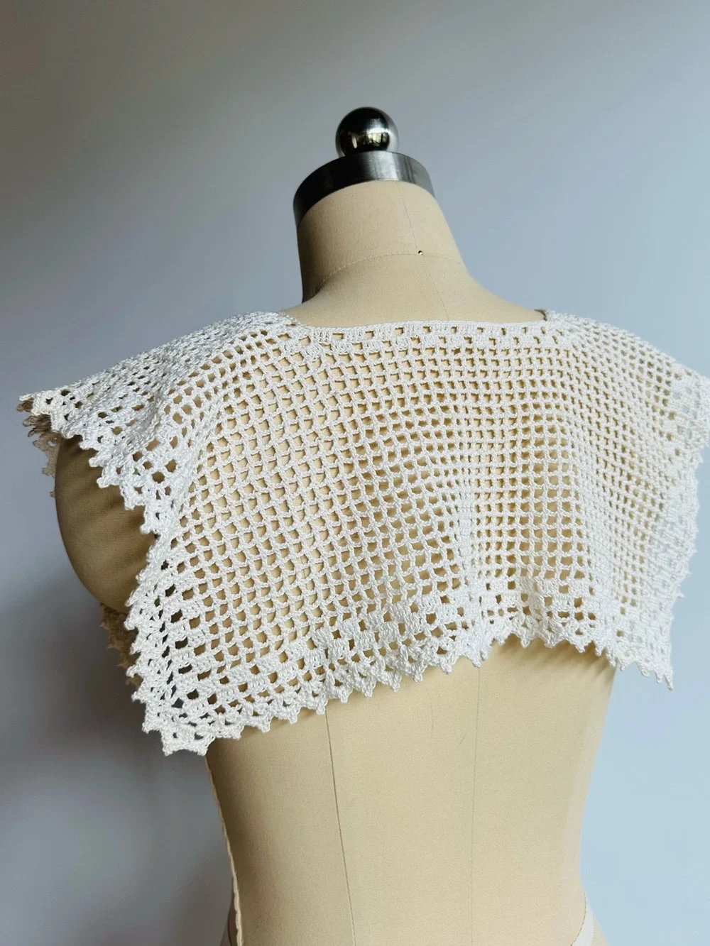 Vintage Handmade Crochet Filet Lace Capelet Shawl Floral Motif Cottagecore Boho